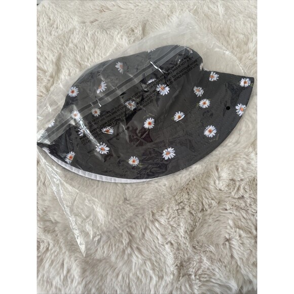 Alice + Olivia  Reversible Bucket Hat Black White Daisies Boho Festival New! - Picture 4 of 4